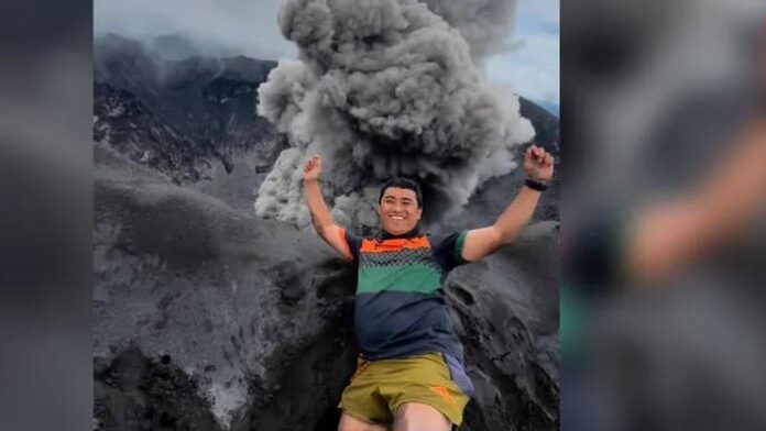 Video: Turista posa para la foto en plena erupción de un volcán en Indonesia