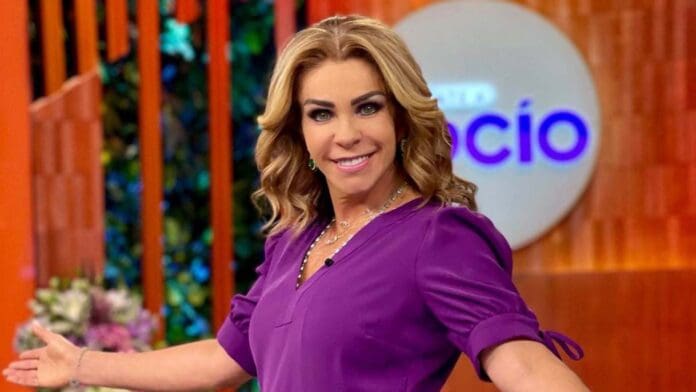 Conductora Rocío Sánchez Azuara desata burlas tras preguntar a invitado si su mamá es mayor o menor que él