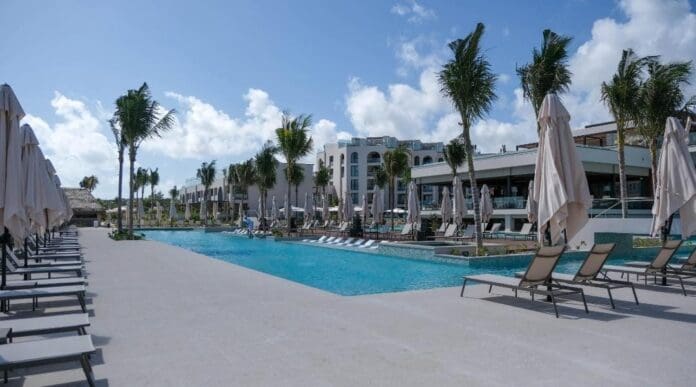 Inaugura Mara Lezama hotel Excellence en Costa Mujeres que generará tres mil empleos y en el que invirtieron 220 millones de dólares.