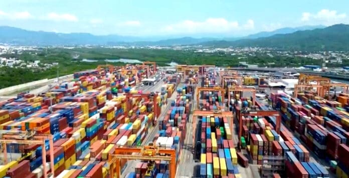 Colapso en aduanas deja dos mil 400 contenedores varados en Chihuahua y Tamaulipas