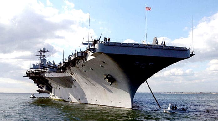 Portaaviones de Estados Unidos colisiona con barco mercante en el Mediterráneo