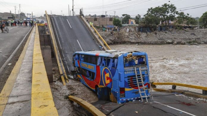 Fallecen dos personas y 41 quedan heridas tras colapso de puente en Perú