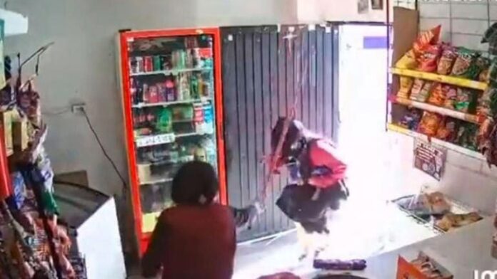 Video: Mujer se vuelve viral tras frustrar intento de robo a escobazos en Sonora