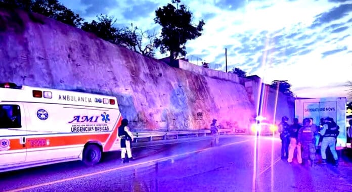 Interceptan sicarios ambulancia y rematan a cuatro hombres en Acapulco