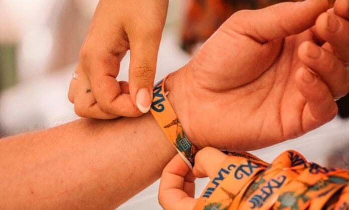 Buscan Profeco y Condusef regular la abusiva práctica de las pulseras en festivales y conciertos, ya que no pueden prohibirla.