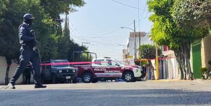 Muere una persona tras una balacera afuera de una escuela en Puebla. Al parecer era un abogado la víctima.