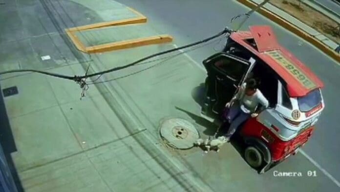 Mujer cae al fondo de una alcantarilla