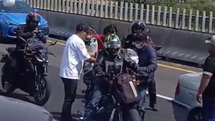 Video: Motociclista ayuda a bebé con oxígeno a cruzar bloqueo en la México-Pachuca para llegar al médico