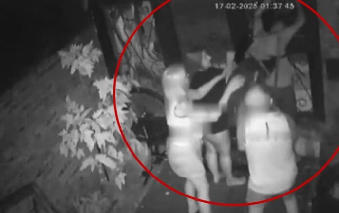 Hombre por mujeres y comienzan a golpearlo