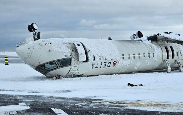 Delta Airlines ofrece 30 mil dólares a los pasajeros del avión que se estrelló en Toronto