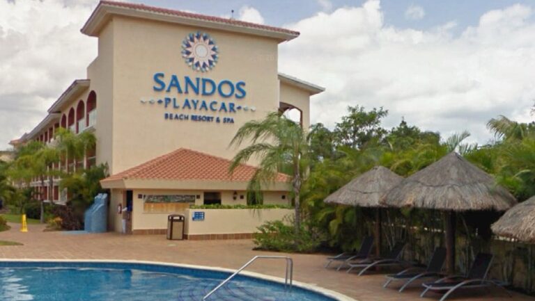 Reportan posible intoxicación de 300 turistas del hotel Sandos de Playa del Carmen