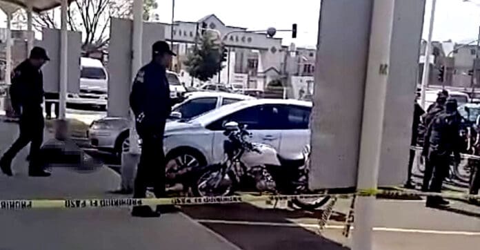 Al menos dos muertos deja balacera en estacionamiento de Soriana en Chalco, Edomex