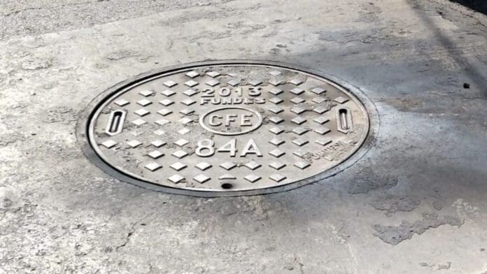 Salvan a joven que vivió durante dos años en un registro de CFE en Puebla