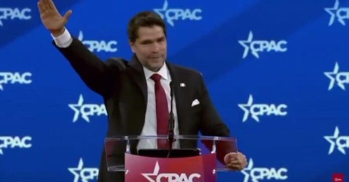 El mexicano Eduardo Verástegui replica el saludo nazi de Elon Musk. Ha recibido múltiples ataques en internet.