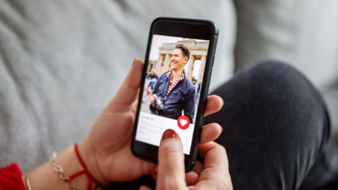 Mujer es detenida por usar apps de citas para robar y drogar a hombres