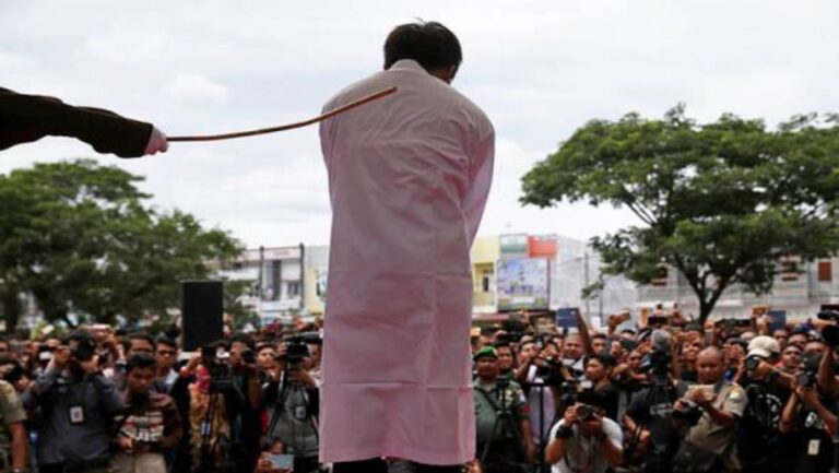 Video: Condenan a recibir 165 bastonazos a dos hombres por mantener relaciones sexuales en Indonesia