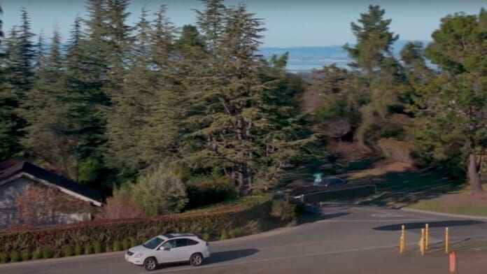 Video: Realizan prueba en plena calle del primer coche volador del mundo, en California