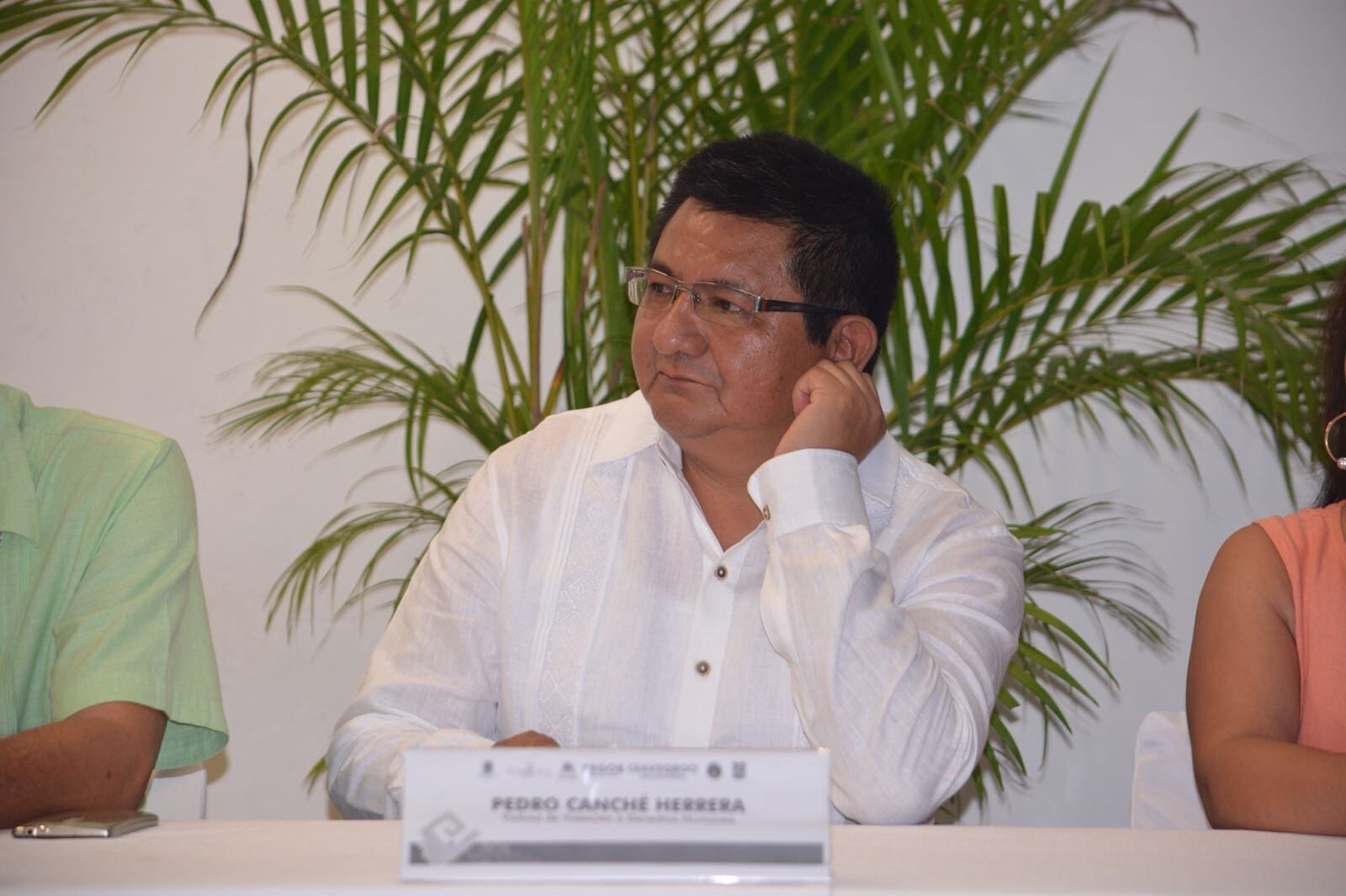 Juez condena al facebookero Edmundo Hernández Armas a barrer un parque por difamar al periodista Pedro Canché