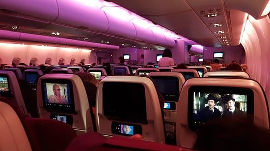 Obligan a una pareja a viajar por 15 horas junto al cadáver de una mujer que murió en pleno vuelo