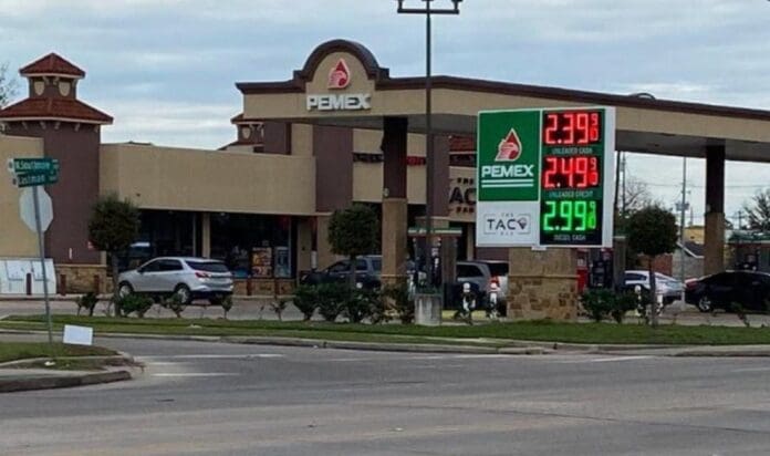 Autoridades y empresarios acuerdan congelar el precio de la gasolina en México por seis meses. Será de 24 pesos.