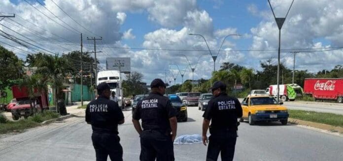 Sujeto muere atropellado en la Portillo de Cancún; aseguran que venía huyendo y por eso no se fijó en los autos.