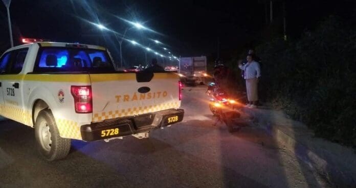 Muere un hombre y una mujer se lesionó tras fuerte accidente de motocicleta en Cancún. Son constantes los percances de este tipo.