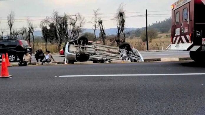 Mueren cinco universitarios tras volcadura de auto en la autopista Tlaxcala-Texmelucan