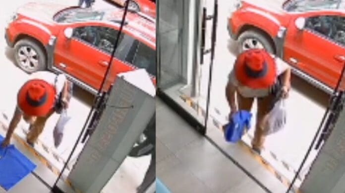Mujer es captada robándose un trapeador