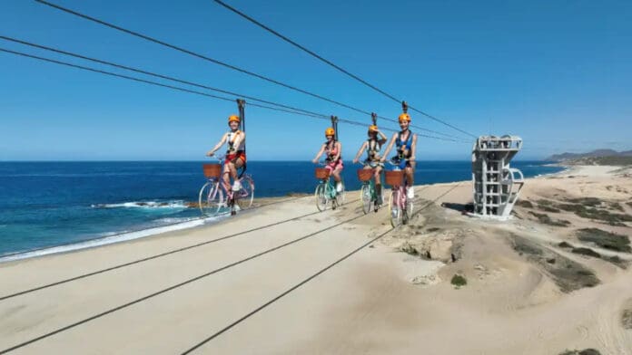 Bicicleta aérea: la nueva atracción extrema más larga del mundo, está en una playa de México