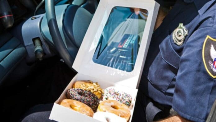 Niño llama al 911 por donas: Policías se las llevan al día siguiente