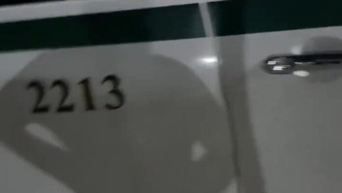 Denuncian a un taxista de Cancún por cobrar una supuesta 