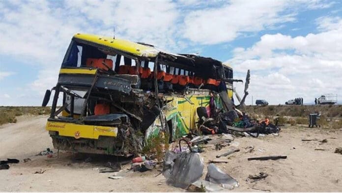 Al menos 25 muertos deja un choque entre un autobús y una camioneta en Bolivia