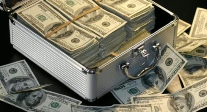 Banco transfiere por error 81 billones de dólares a un cliente. Durante hora y media fue la persona más rica de la Tierra.