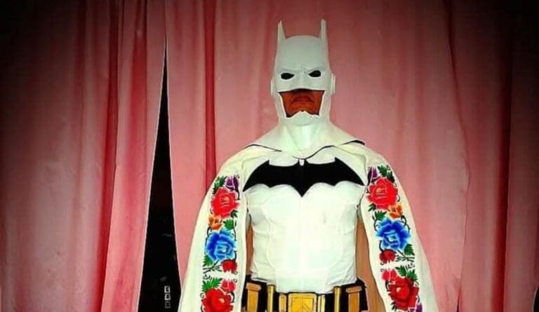 VIDEO: Surge el “Batman de Motul” en Yucatán durante desfile de carnaval