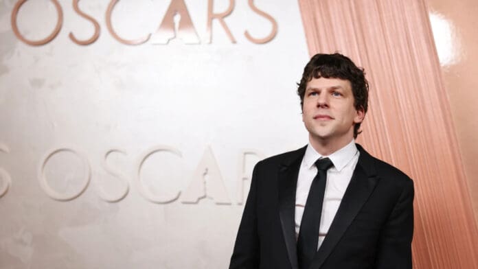 Actor Jesse Eisenberg obtiene la ciudadanía polaca gracias a 'Un dolor real'