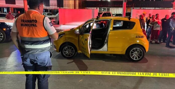 Muere mujer tras ser arrastrada al tratar de impedir el robo de la batería de su auto en Torreón