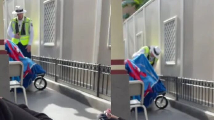 Video: Abandonan padres a su hijo en su carriola para subir a una atracción de Disneyland