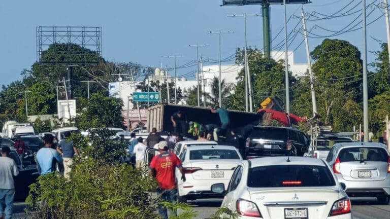 Video: Accidente en Puerto Morelos deja un fallecido y tres heridos
