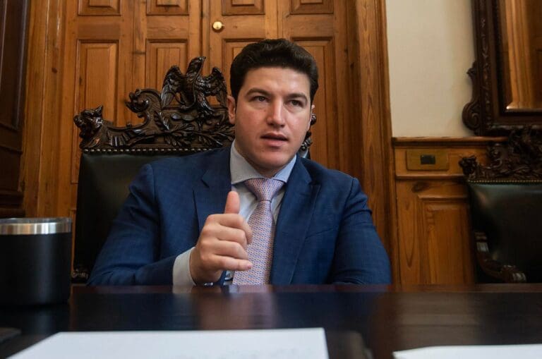 VIDEO: Samuel García justifica falta de mejoras en transporte público comparando Nuevo León con Estados Unidos