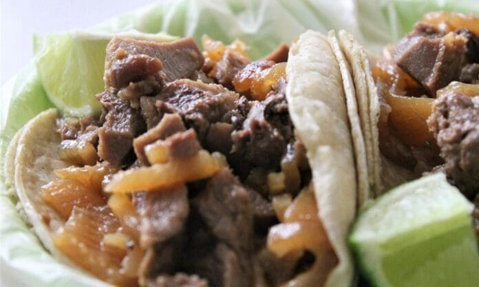 Denuncia una turista que le cobraron cerca de tres mil pesos por tacos y unas bebidas en Tepoztlán, Morelos.