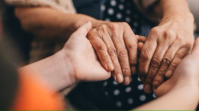 Hija agarra la mano a su madre moribunda para que firme un testamento por 900 mil dólares