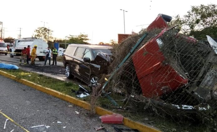 Era un menor de 17 años el que conducía el volquete que provocó el fuerte accidente en Puerto Morelos este jueves.