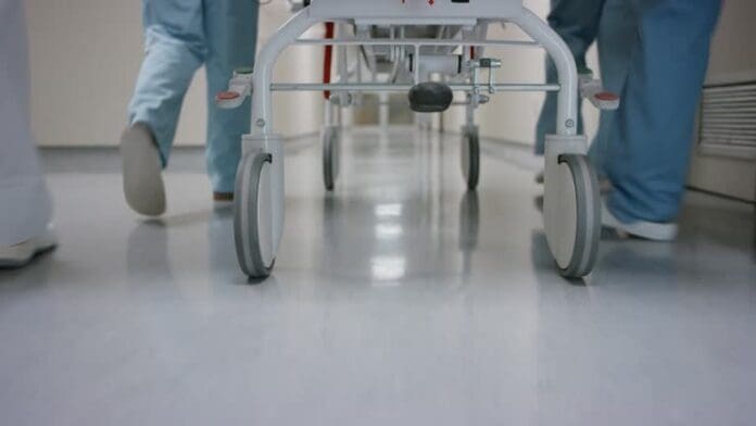 Niegan atención médica a abuela de 83 años en hospital de CDMX por deuda de 150 mil pesos