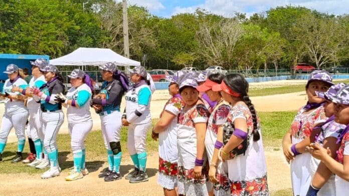 En el marco del Día Internacional de la Mujer, las Sirenas de Playa del Carmen vencen a las Diablillas de Hondzonot, en vibrante partido de softball