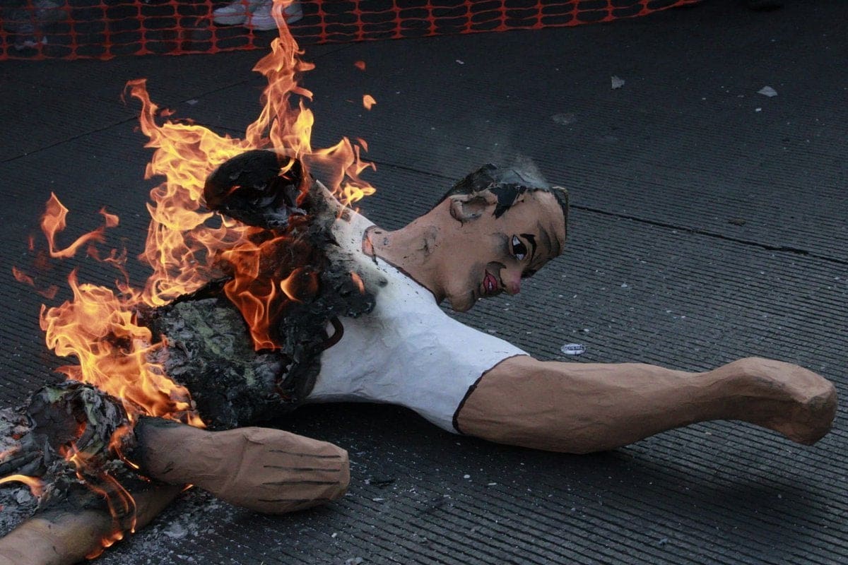 VIDEO: Queman piñata de Cuahtémoc Blanco en la marcha 8M en la CDMX