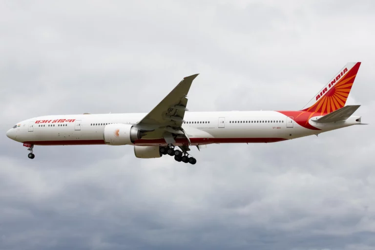 VIDEO: Avión que iba a la India tuvo que aterrizar de urgencia tras taparse todos los baños