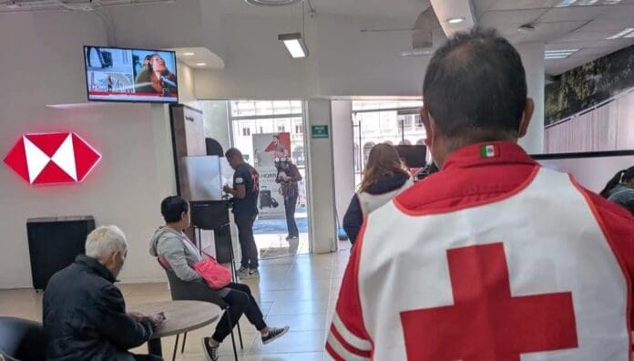 HSBC obliga a adulta mayor a ir en camilla a una sucursal de San Luis Potosí. Otra vez los bancos y sus pésimas políticas.