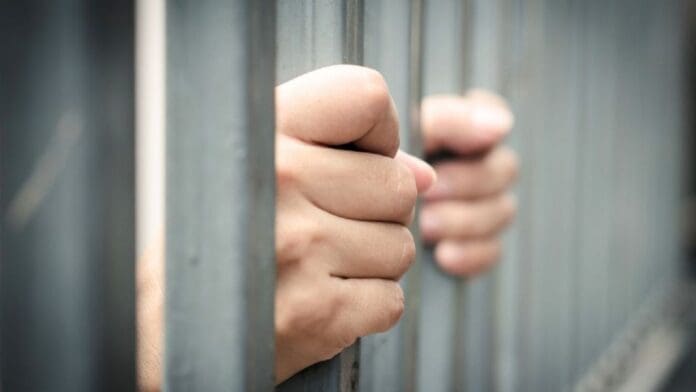 Condenan a dos años de prisión a tiktoker por burlarse del corte de cabello de Jesucristo en Indonesia