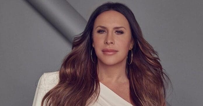 Tras ganar un premio en España, la polémica actriz Karla Sofía Gascón pidió a la gente 