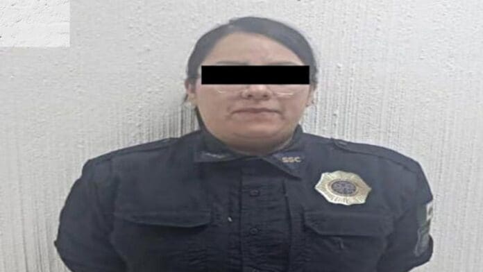 Falsa policía es detenida tras intervenir en una riña en bar de CDMX